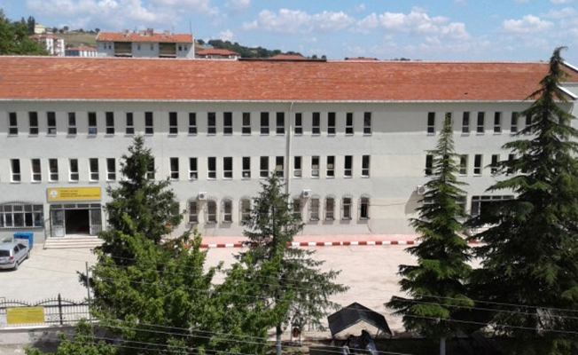 Lise öğrencisi kantinde kendisini uyaran öğretmenini yumrukladı!
