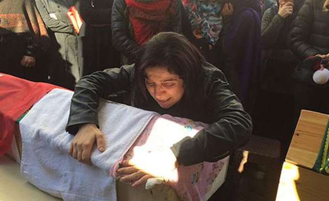 Acılı annenin zor anları: Bir tabuttan diğerine gitti...