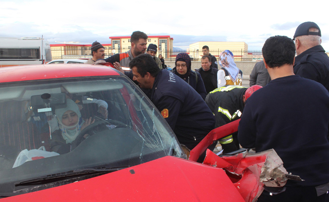 Yoldan geçerken kızının kaza yaptığını görünce şoke oldu
