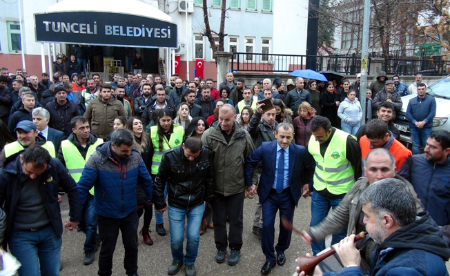Tunceli Valisi işçilerle halay çekti