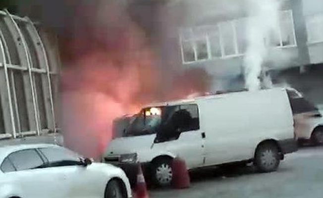 Beyoğlu’nda 3 araç alev alev yandı