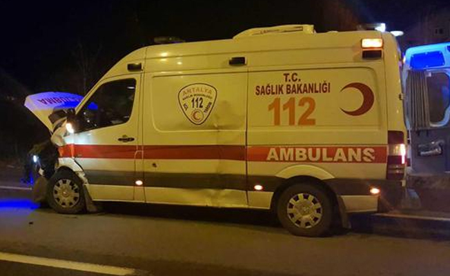 Ambulans kaza yaptı; 2'si sağlık görevlisi, 3 yaralı