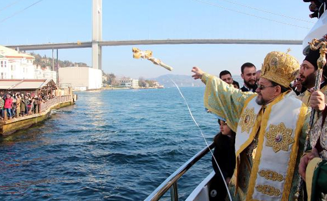 İstanbul'da denizden haç çıkarma töreni