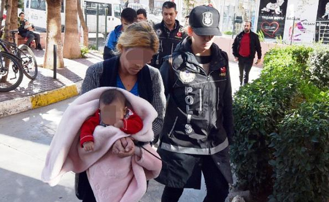 Kucağında bebeğiyle uyuşturucu satarken yakalanan kadına gözaltı!