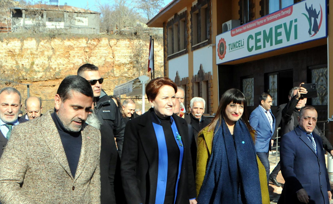 Meral Akşener'den cemevine ziyaret