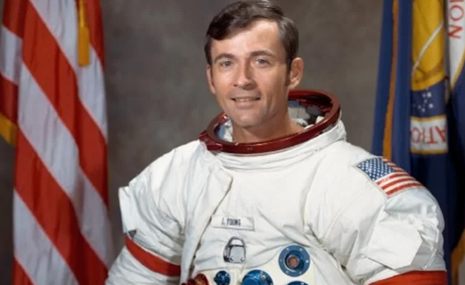 Ay'da yürüyüş yapan NASA'nın efsanevi astronotu John Young yaşamını yitirdi