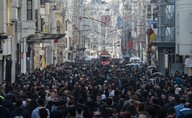 Havanın güzelliğini fırsat bilen yurttaşlar Taksim'e akın etti!
