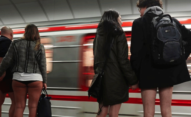 'Pantolonsuz metro günü' yüzlerce katılımcıyla kutlandı!