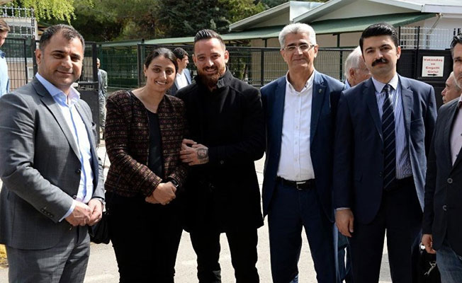 Ünlü Türk futbolcu Almanya'da silahlı saldırıya uğradı