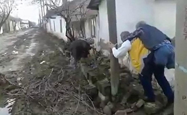 Ambulans şoförü, hastayı 500 metre sırtında taşıdı