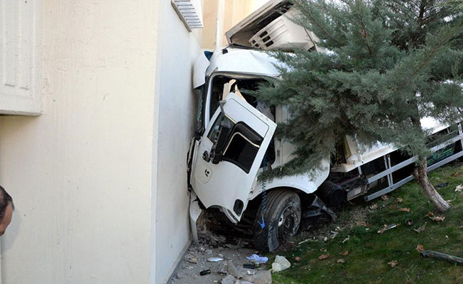 Freni boşalan TIR, beş katlı binaya çarptı