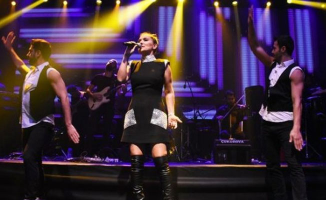 Demet Akalın'a fanından büyük şok!