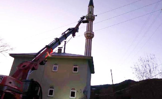 İmamın cansız bedeni, vinçle indirildi!