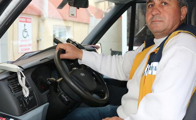 Ambulans şoförü hastayı yatağına kadar sırtında taşıdı