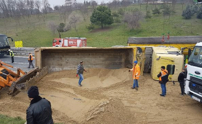 TEM'de kamyon devrildi! Yol trafiğe kapatıldı!