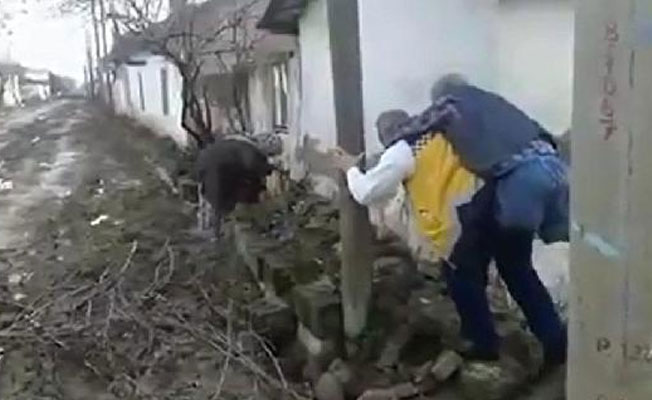 Hastayı sırtında evine taşıyan ambulans sürücüsü: Yine olsa aynısını yaparım