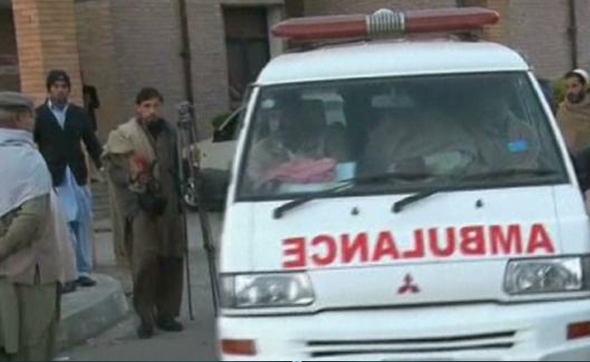 Pakistan'da polis aracına intihar saldırısı