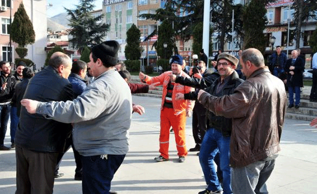 Taşeron işçilerden davullu- zurnalı kadro kutlaması