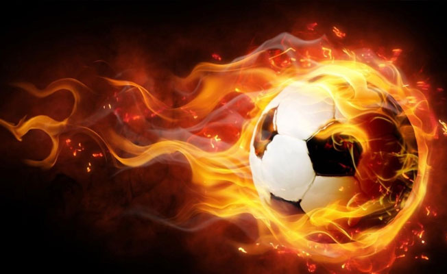 50 yaşındaki dünyaca ünlü futbolcu sözleşme yeniledi!