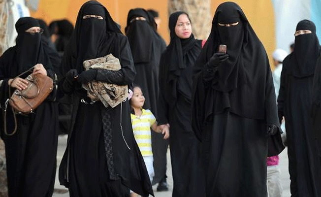 Suudi Arabistan tek başına ülkeye gelmek isteyen kadınlara vize verecek