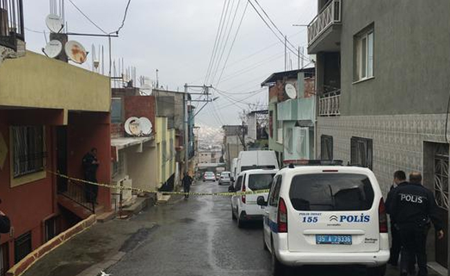 Şüpheliyi kovalayan polis kendi silahıyla vuruldu