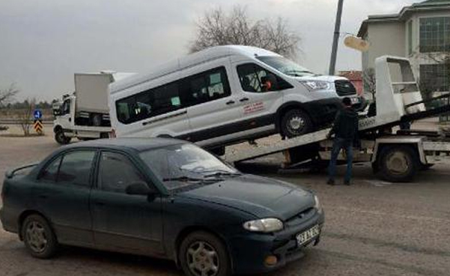 Kamyonet öğrenci servisine çarptı: Çok sayıda öğrenci yaralandı