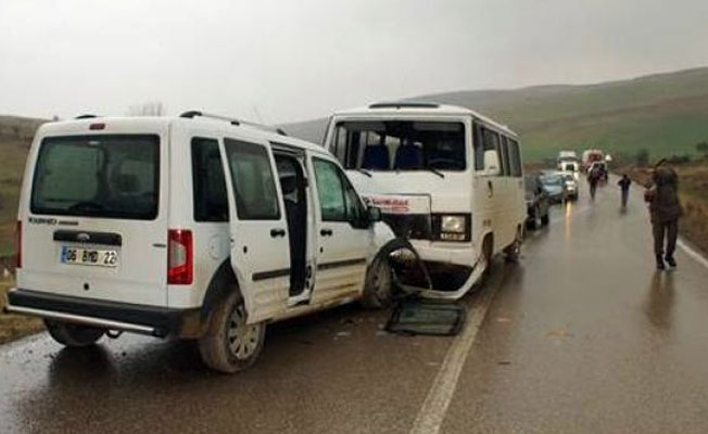 Ankara'da öğrenci servisi kaza yaptı: 13 yaralı