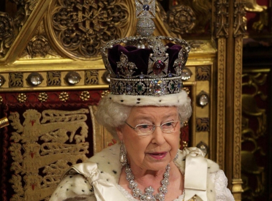 Kraliçe Elizabeth'in tacı bisküvi kutusunda saklanmış