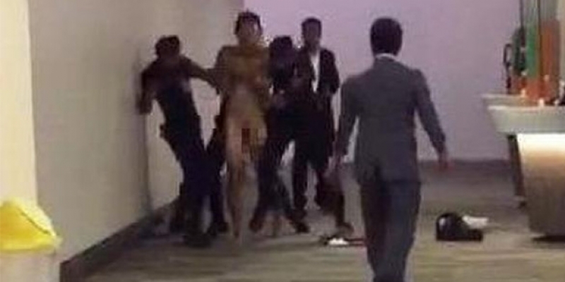 Viagra'yı fazla kaçırdı, çırılçıplak koşturdu!