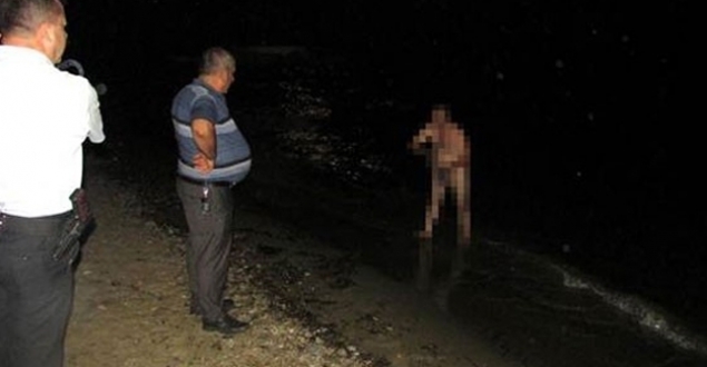 Denize çırıl çıplak girdi