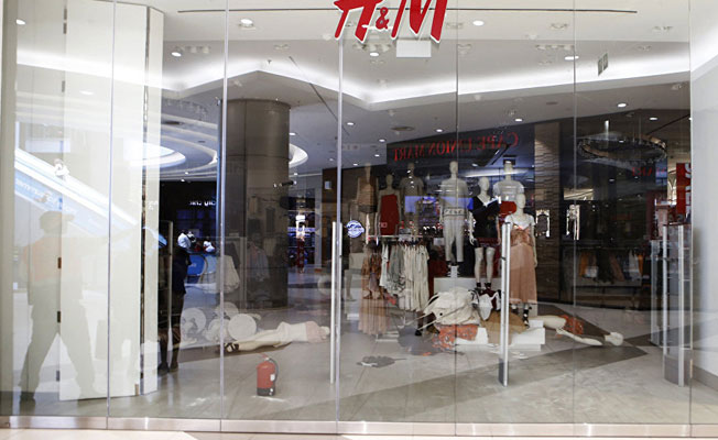 Güney Afrikalı aktivistler, H&M mağazalarına saldırdı