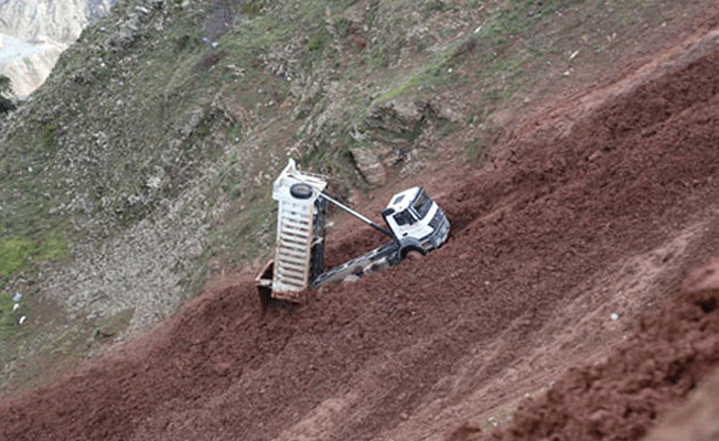 Hafriyat kamyonu uçurumdan aşağı yuvarlandı!