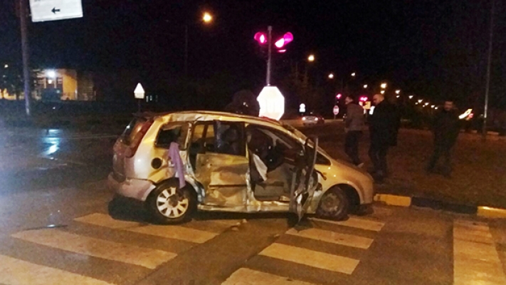 Beton mikseri otomobille çarpıştı