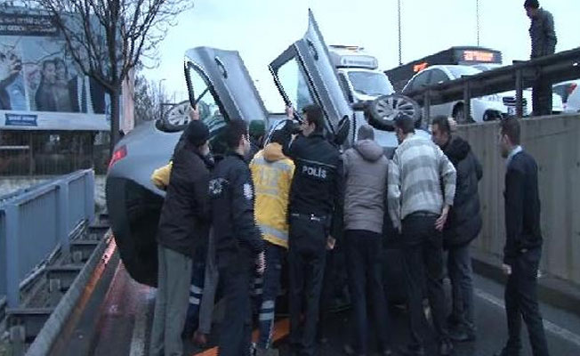 Araçta sıkışan kadın için seferber oldular