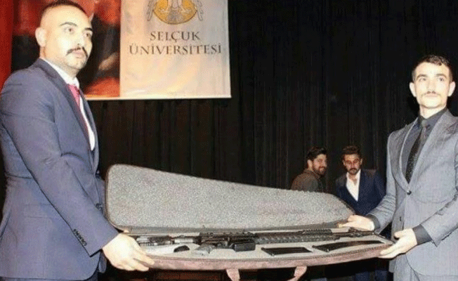 Selçuk Üniversite'sindeki etkinlikte skandal hediye: Uzun namlulu silahlar...
