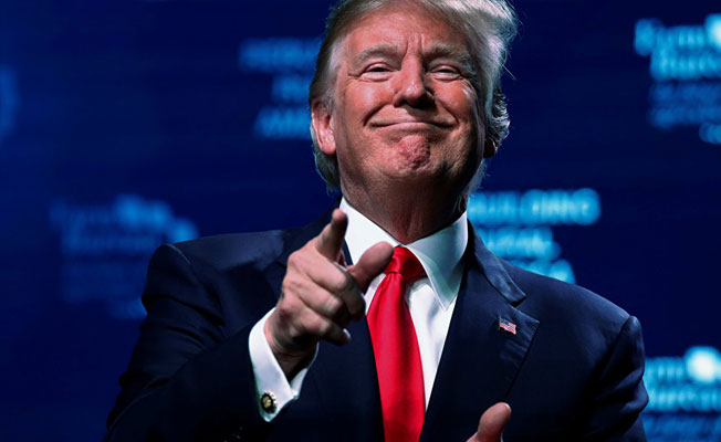 Trump’ın otelinin girişine, projeksiyonla ‘b.k çukuru’ yazdılar