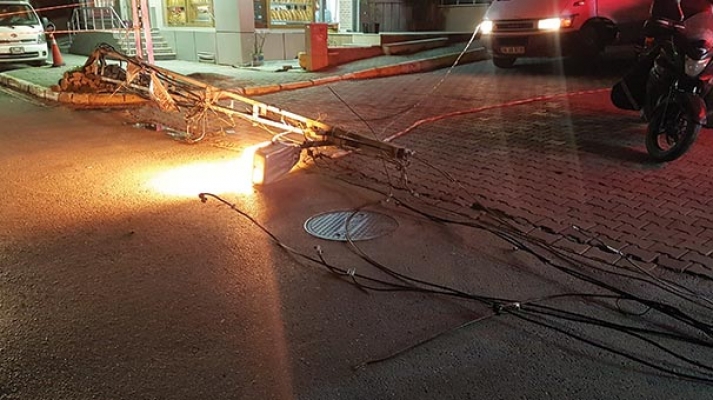 Avcılar'da inanılmaz kaza: Vinç yüksek gerilim hattına takılınca...