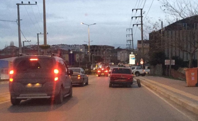 Gören inanamadı: Tekerleği yarım metre dışarda