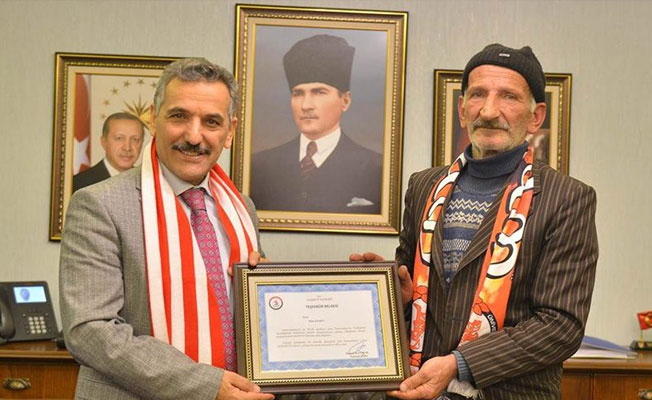 Kağıt toplayan emekçiden Samsunspor'a destek!
