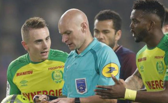 Futbolcuya tekme atan hakem hakkında karar!