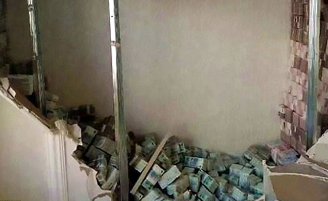 Polisin yıktığı duvardan servet çıktı!
