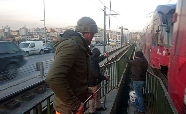 Galata Köprüsü'nde ilginç balık tutma görüntüsü!