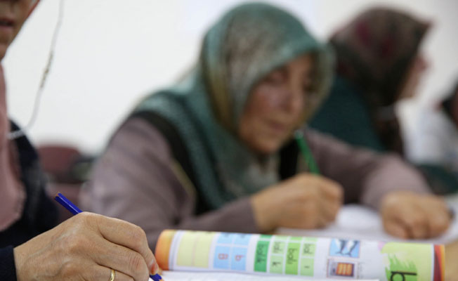 Okuma - yazma kurslarıyla özgürleşiyorlar