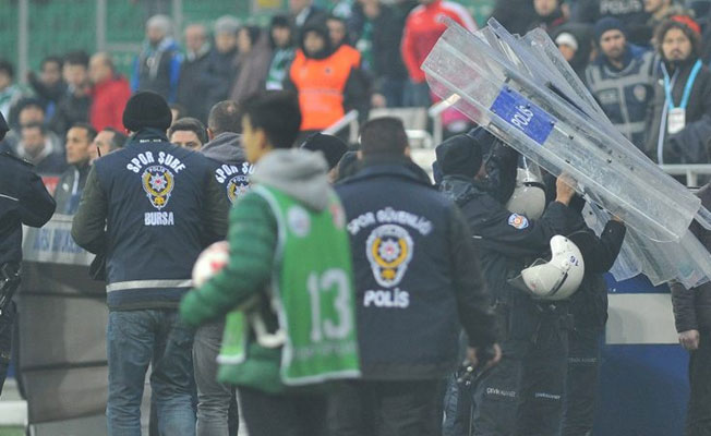 Bursaspor-Gençlerbirliği maçının ardından saha karıştı