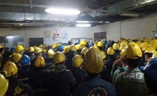 Paralarını alamayan işçiler grev başlattı