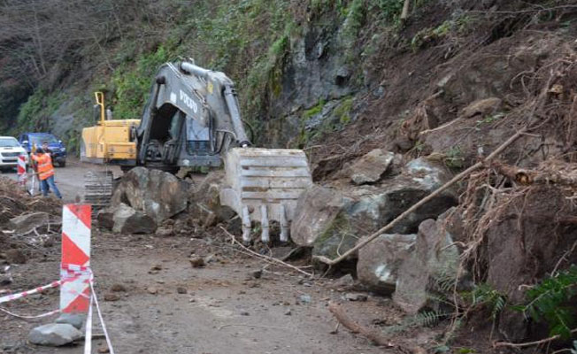 Ordu'da toprak kayması nedeniyle yol ulaşıma kapandı