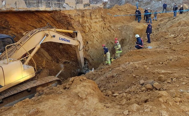 Sultangazi'de facia! Toprak kayması meydana geldi