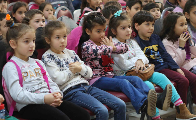 Bayraklı’da kahkaha dolu tiyatro oyunu