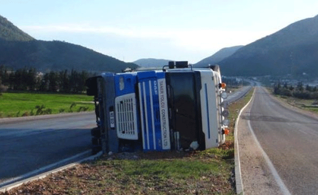 Mersin'de çıkan fırtına TIR devirdi!