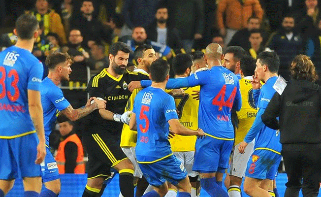 Selçuk Şahin Skrtel'e kafa attı!